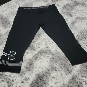 Woman size medium under Armour Capri tights.